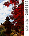 六義園の灯篭と紅葉