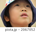 上を見る