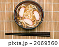 素うどん・かまぼこ乗せ