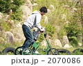 おもしろ自転車に乗る親子