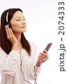 音楽を聞く女性