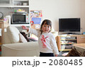 自宅を案内する女の子