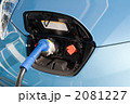 充電中の電気自動車