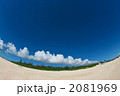 白いビーチ、青い空、流れ雲