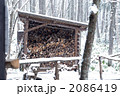 焚き木を積んだ小屋