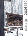 焚き木を積んだ小屋