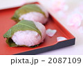 赤いお盆の桜餅と桜4
