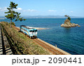 海沿いを走る氷見線電車