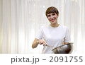 料理する外人女性