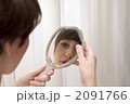 手鏡を持つ外人女性