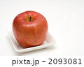 皿の上の赤いりんご