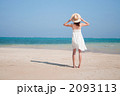 海辺に立つ女性の後ろ姿