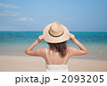 海辺に立つ女性の後ろ姿