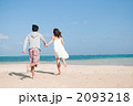海辺で走るカップル