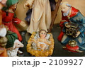 クリスマスネイティビティ　飼い葉桶のイエスキリストに宝物を捧げる博士