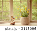 窓辺の花かごと木馬のオルゴール