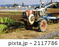 耕運機と野菜畑