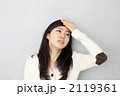 おでこで体温を測る女性