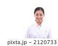 医師または薬剤師（モデル：蔦本優子）