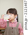 牛乳を飲む２歳の女の子