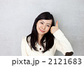 親指を立てる女性