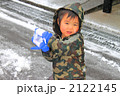 雪合戦をする男の子