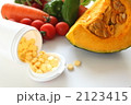 野菜集合とサプリメントの健康管理イメージ