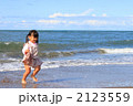 浜辺をかける女の子