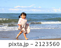 浜辺をかける女の子