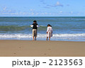 浜辺であそぶ子供たちの後ろ姿