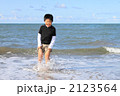 浜辺であそぶ男の子