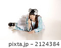 チョコレートを持つ女性