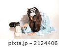 ぬいぐるみを持つ女性