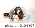 ぬいぐるみを持つ女性