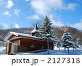 雪面に建つ小屋