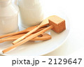 白いミルクボトルと木製キッチン用品