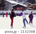ツェルマットでアイススケートをする子供