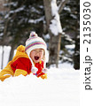雪遊びの子供（縦）