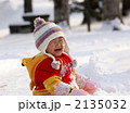 雪遊びの子供（横）