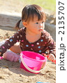 砂場で遊ぶ1歳の女の子
