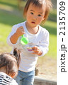 公園の砂場で遊ぶ1歳の女の子