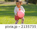 公園で遊ぶ1歳の女の子