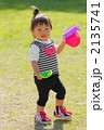 公園で遊ぶ1歳の女の子