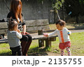 公園でシャボン玉遊びをする親子ら