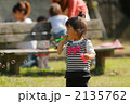 シャボン玉で遊ぶ1歳の女の子
