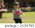 シャボン玉で遊ぶ1歳の女の子
