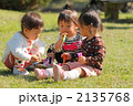 シャボン玉で遊ぶ1歳の女の子たち