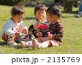 シャボン玉で遊ぶ1歳の女の子たち