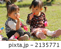 シャボン玉で遊ぶ1歳の女の子たち