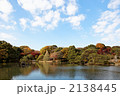 庭園の紅葉と青空